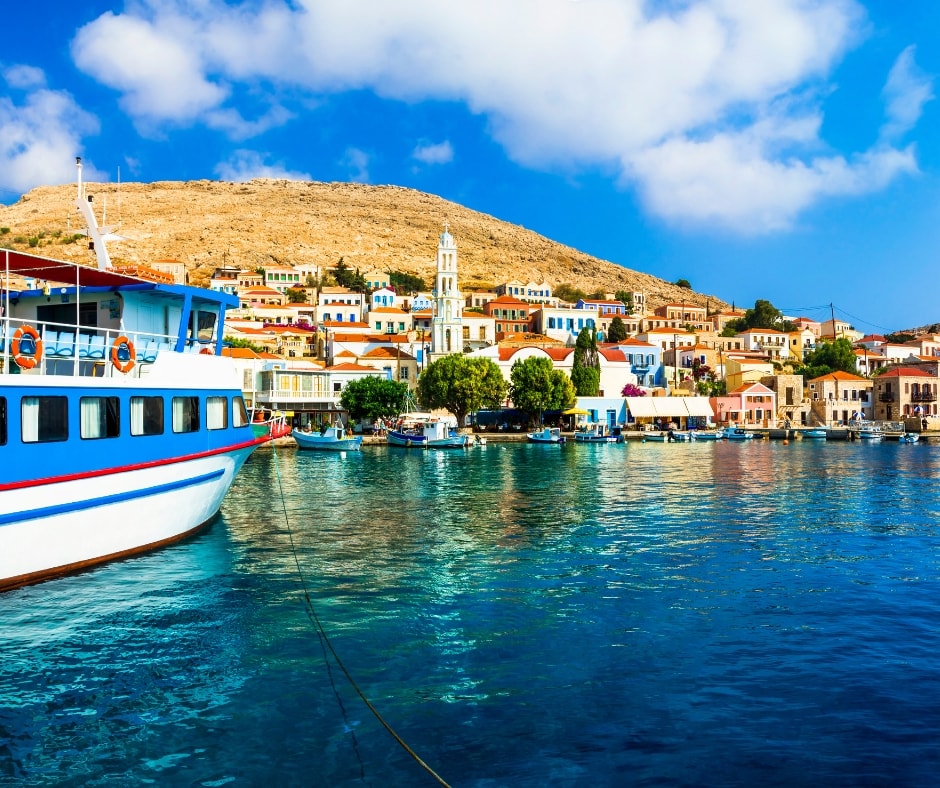 Widok na miasteczko Chalki na wyspie Chalki, Rodos Grecja