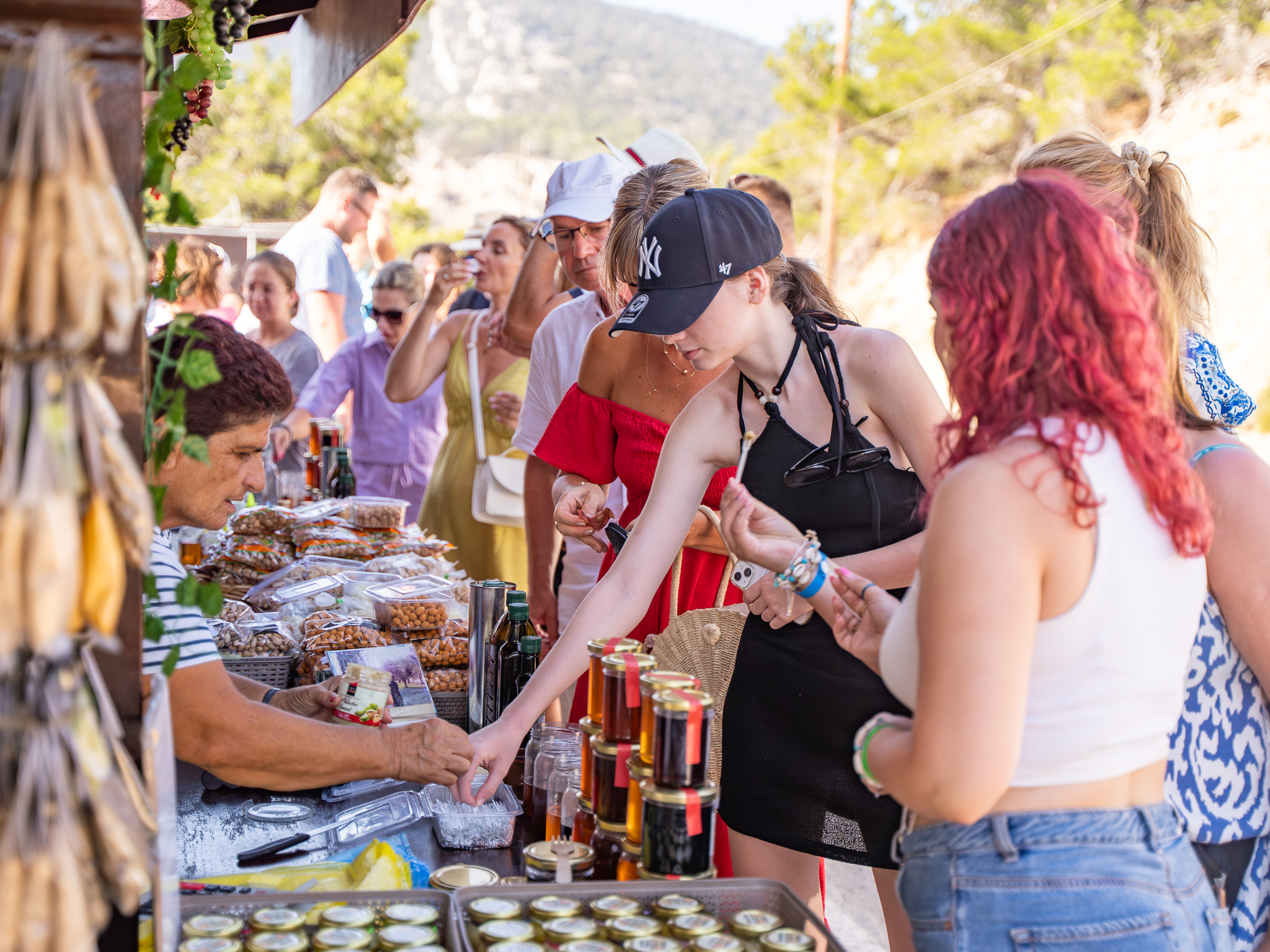 Turyści próbują lokalnych produktów podczas degustacji na Rodos