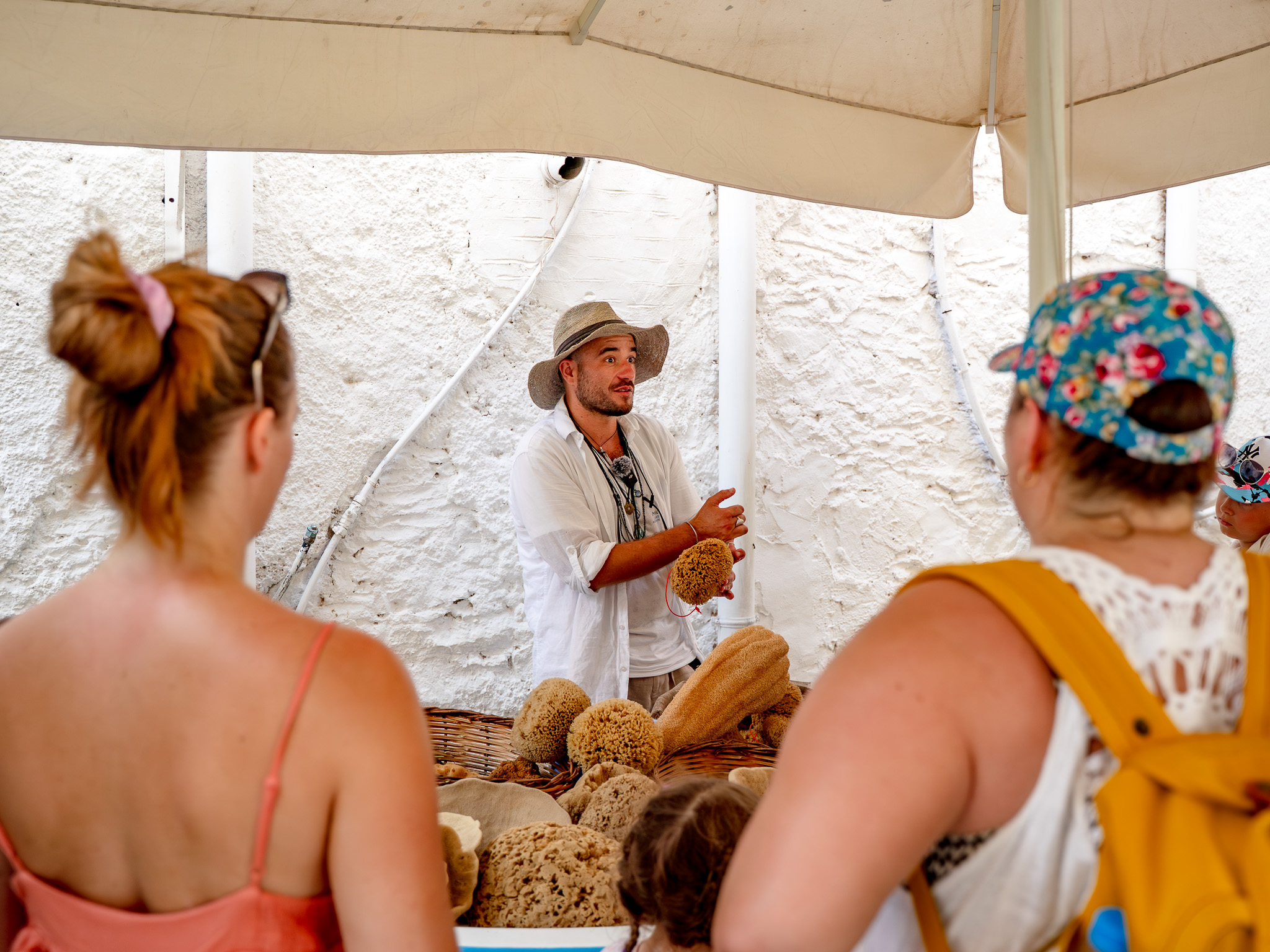 Naturalne gąbki z Symi prezentowane podczas wycieczki Magic Tours