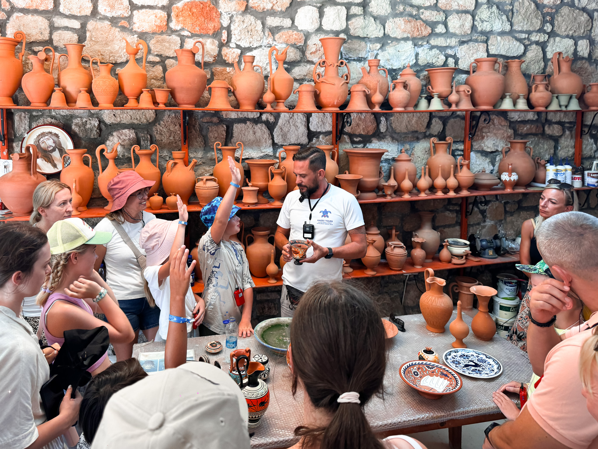 Pokaz rodyjskiej ceramiki na Rodos prowadzony podczas wycieczki z polskim przewodnikiem