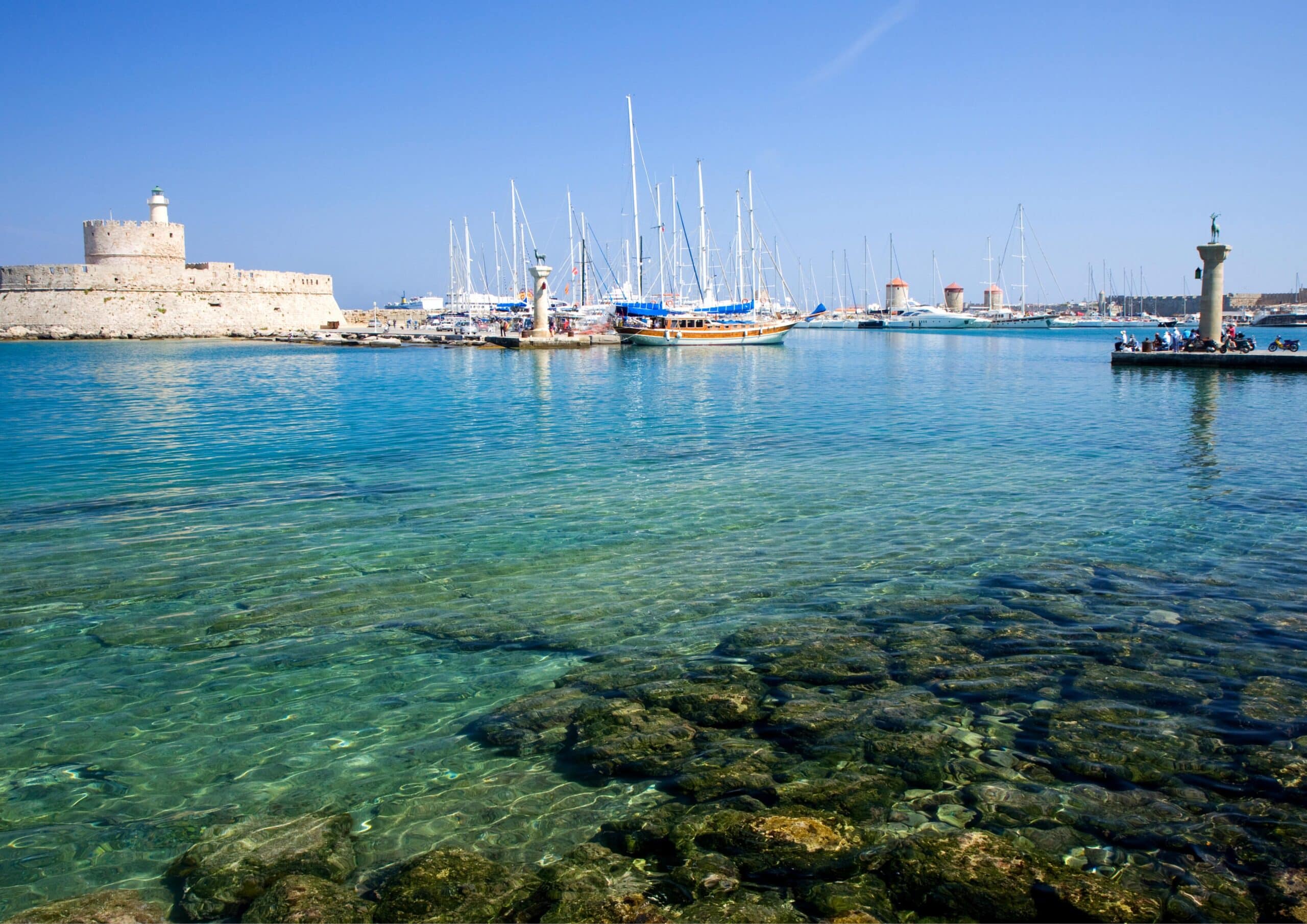 Widok na port Mandraki w mieście Rodos, Rodos Grecja wycieczka na Symi z Rodos po polsku