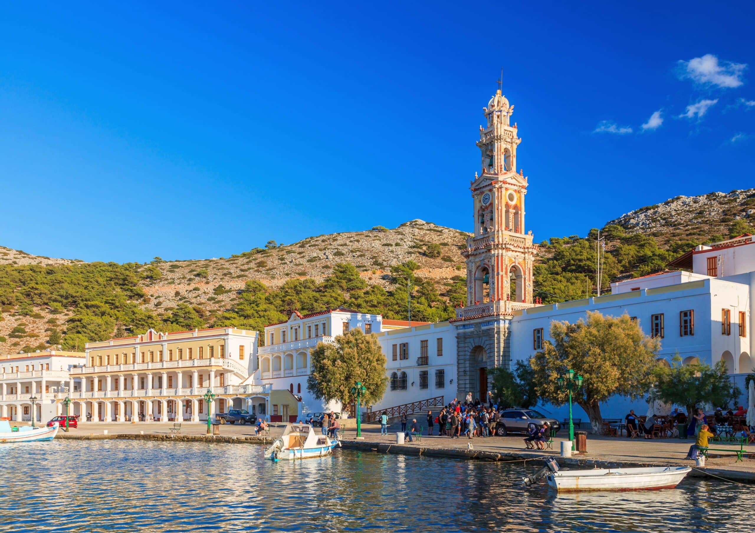 Widok od strony morza na monastyr Panormitis na wyspie Symi (Simi) Rodos, Grecja