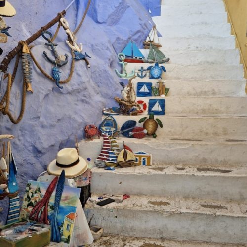 Białe schody z kolorowymi dekoracjami w stolicy Symi (Simi) Grecja Rodos