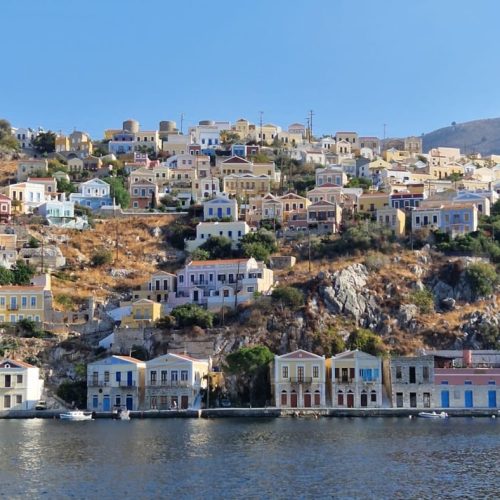 Widok na Symi - Gialos - port z kolorowymi domkami - Wyspa Symi (Simi,) Rodos, Grecja