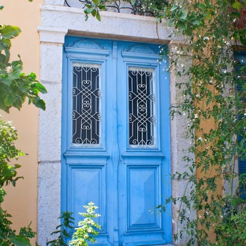 Niebieskie drzwi w wąskiej uliczce na SYmi (simi) Grecja Rodos