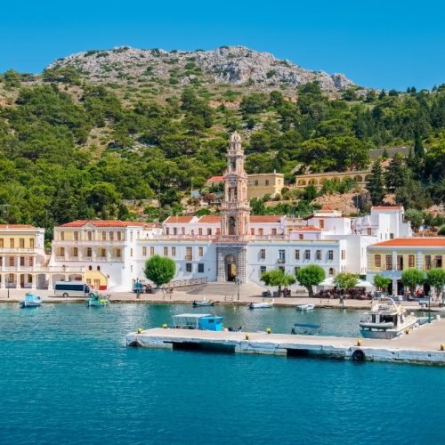 Widok na monastyr Panormitis na Symi (Rodos, Grecja)