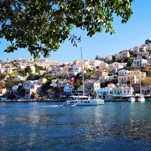 Widok z portu na port Gialos Symi Rodos Grecja